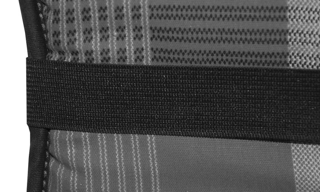 Detail pevné elastické gumy pro uchycení polstru Spot 7103 přes opěradlo — károvaná tkanina, značka Doppler