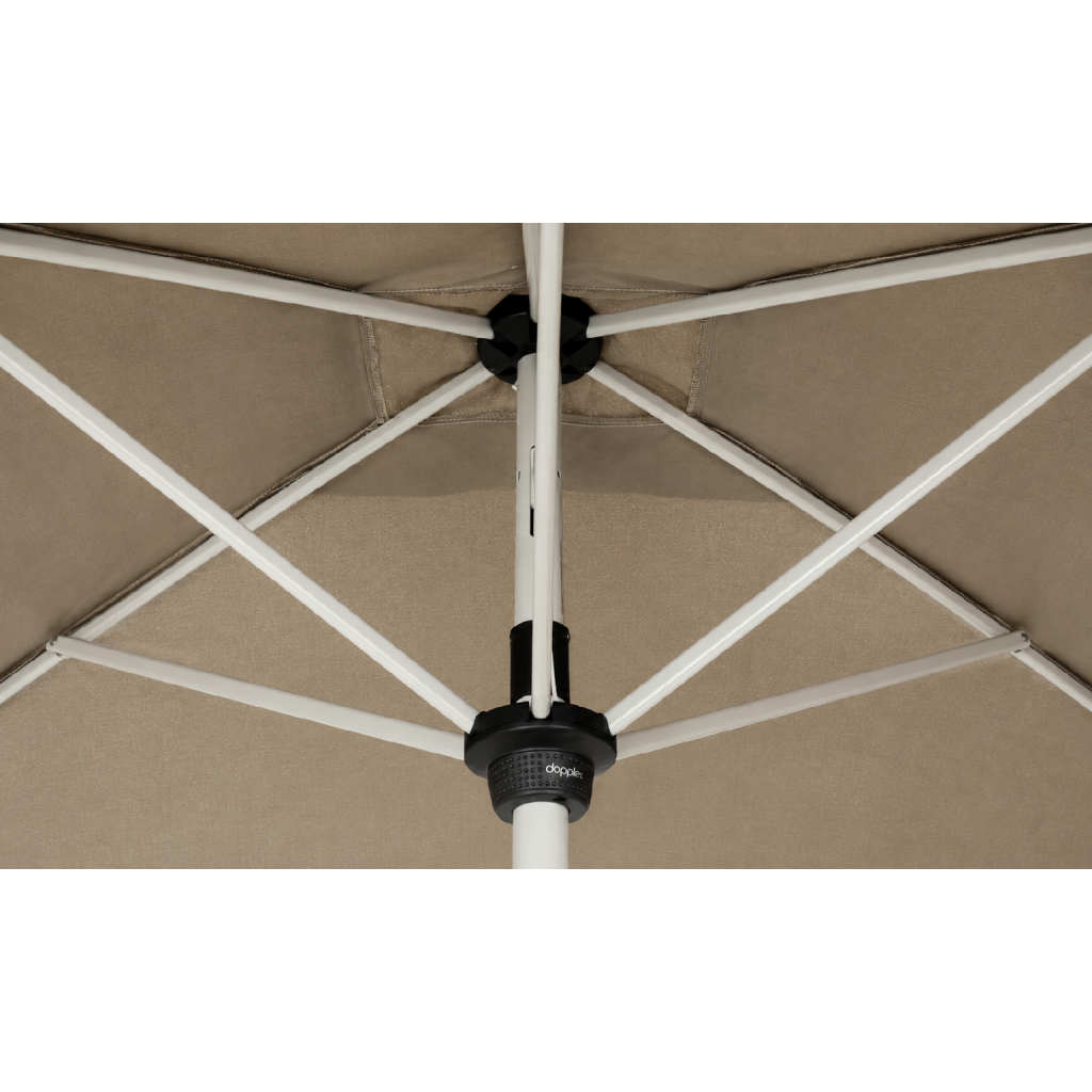Detail klikového mechanismu a hliníkové konstrukce béžového slunečníku ACTIVE Doppler